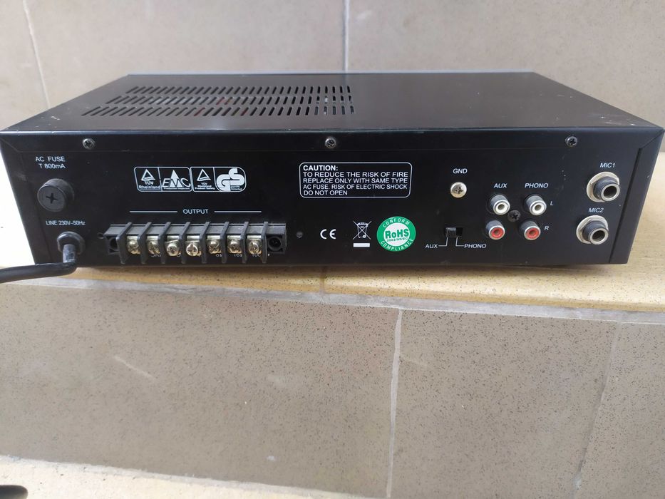 Професионален усилвател.