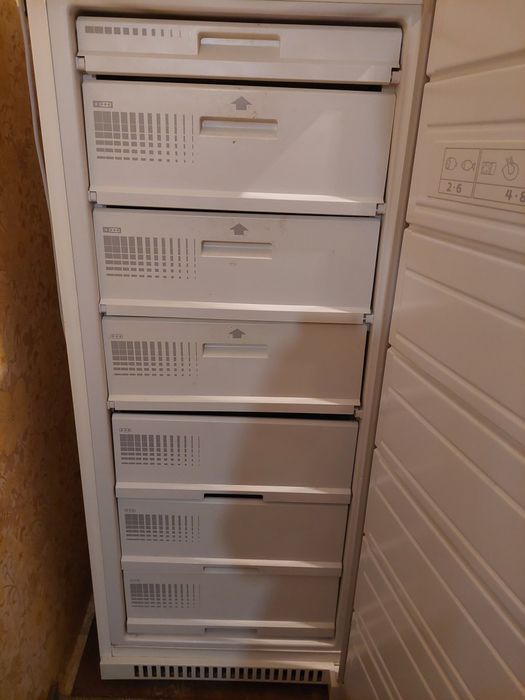 Фризер  с 6  чекмеджета,като нов