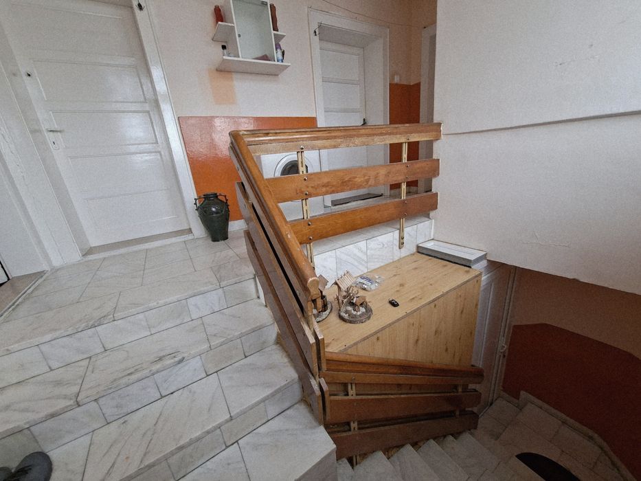 Vând apartament 3 camere, etaj casă