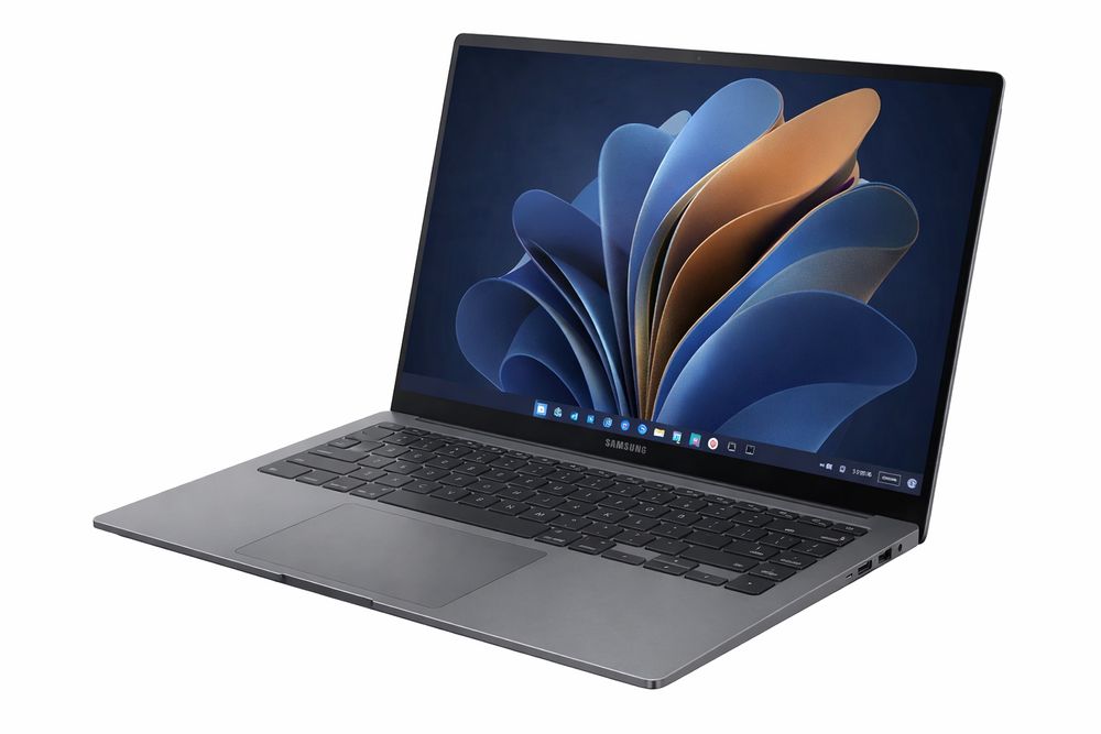 Ноутбук Samsung Galaxy Book5 Pro
 Дисплей: 14.0