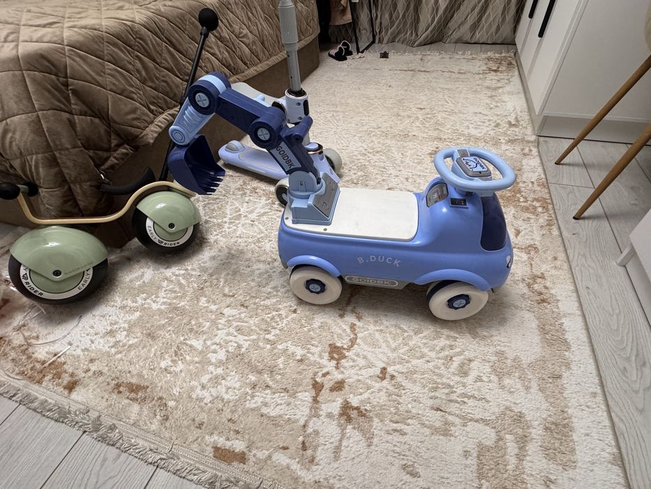 Продам машинку толокар