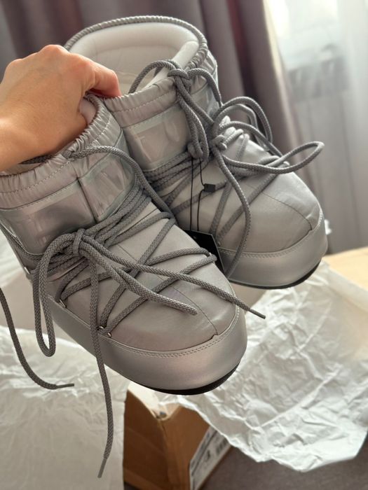 Продам дутики  moon boot одевали один раз оригинальные