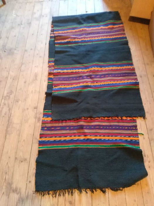 Старинни черги и старинен скрин