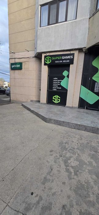 Inchiriez spatiu comercial km 45 piciorul podului, Bdul Aurel Vlaicu 3, dispune de 2 intrari, deschidere direct la bdul Aurel Vlaicu