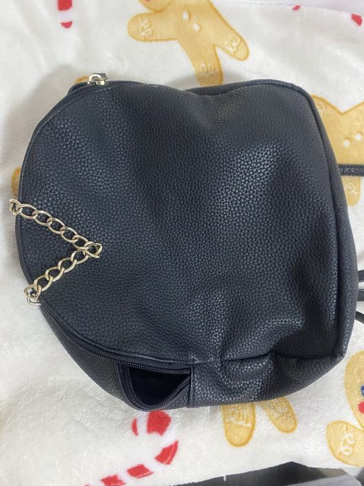 Ghiozdan negru cu accesorii aurii