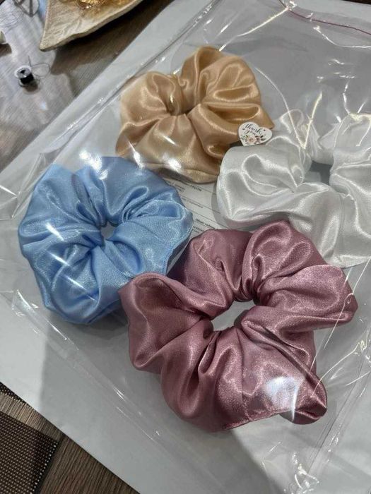 Ръчно изработени скрънчита от сатенени платове