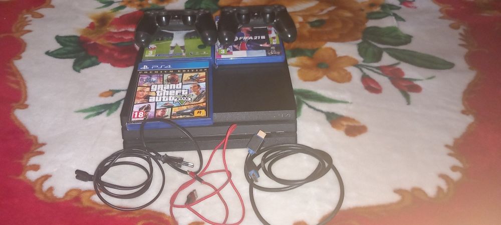 Vind ps4pro de 1trb cu doua manete