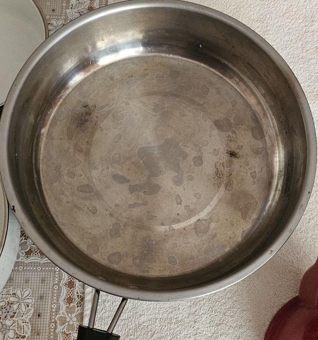 Продам 5 эмалированных чашек, сковородки