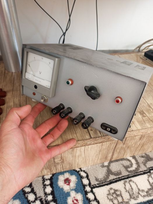 Aкумлиятир зарядник.