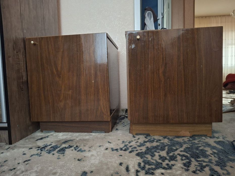 Продаётся: 2 тумбочки и трюмо