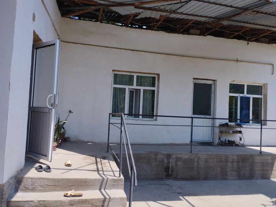 Uchastka sotiladi 7 sotix 5 xona. 80.000$