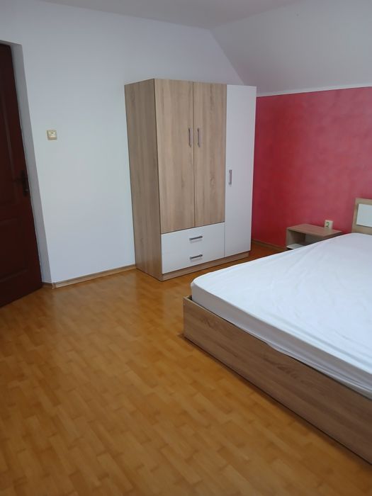 De închiriat.Casa cu etaj Sanpetru,3 camere.