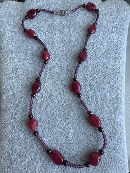 Colier confectionat din rubin, granate si inchizatoare argint