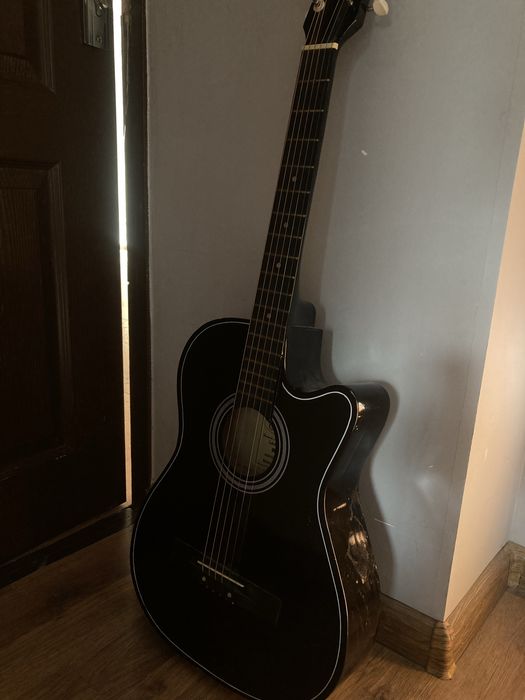 Продам акустическую гитару