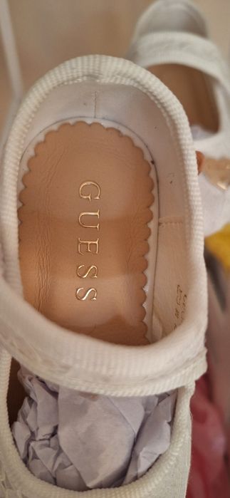 Прекрасни обувки Guess за малка принцеса