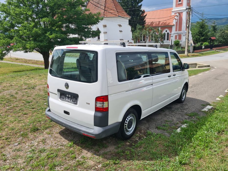 Volkswagen Transporter T5 model lung 8 locuri  140 CP