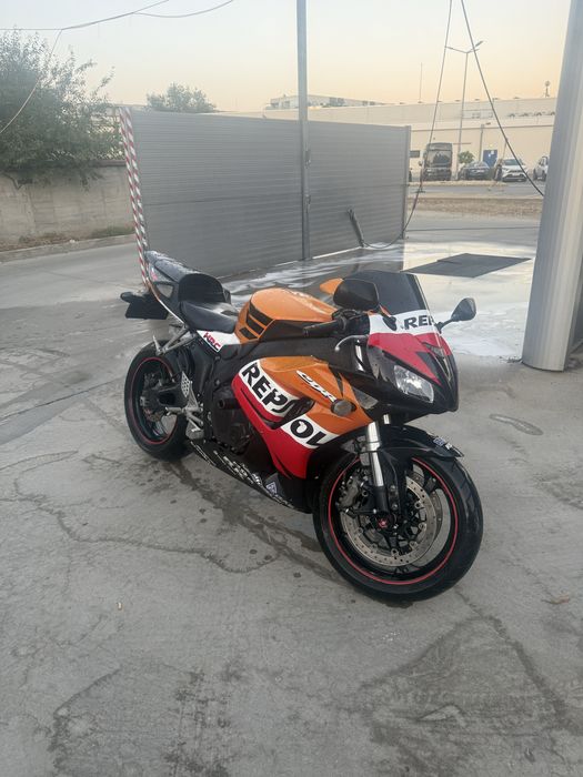 *Vând Honda CBR1000RR SC57 2007 Repsol - Ultima generație "clasică"*
