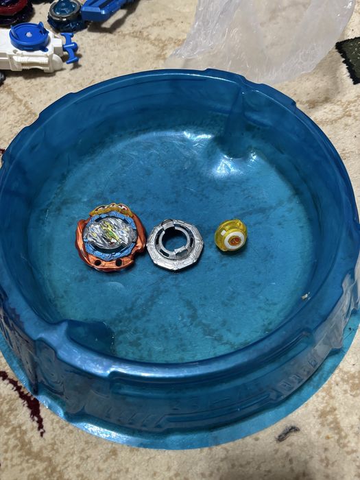 Продаю бейблейд,арену,пускалки