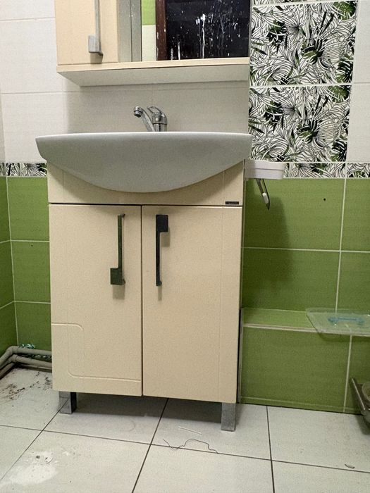 Раковина и шкаф с зеркалом