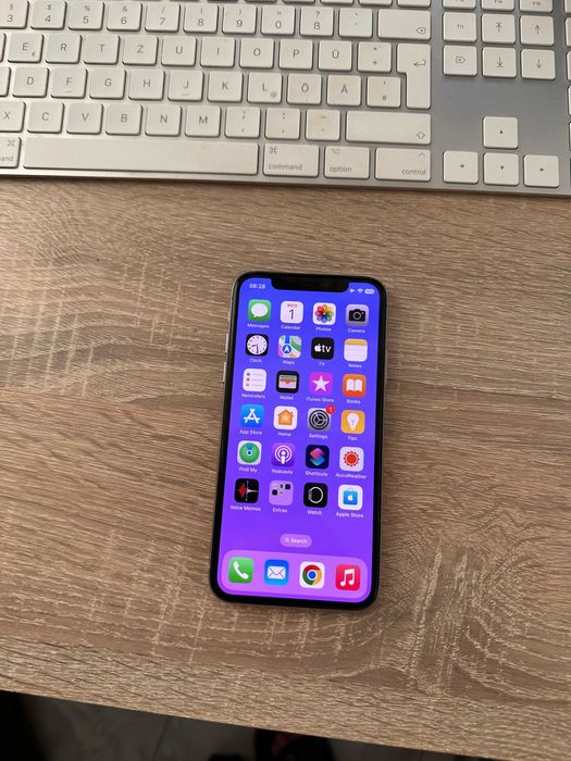 Продавам iPhone Xs 64GB - кутия , кабел , слушалки
