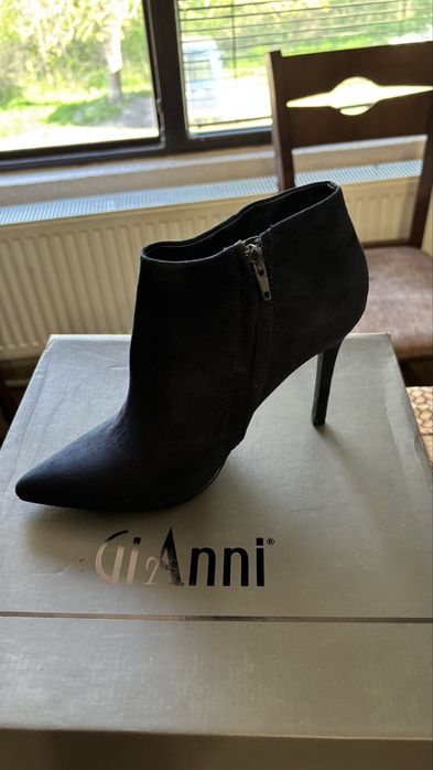 Продавам  дамски боти