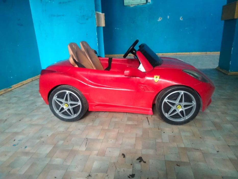 Продам  машинку Ferrari