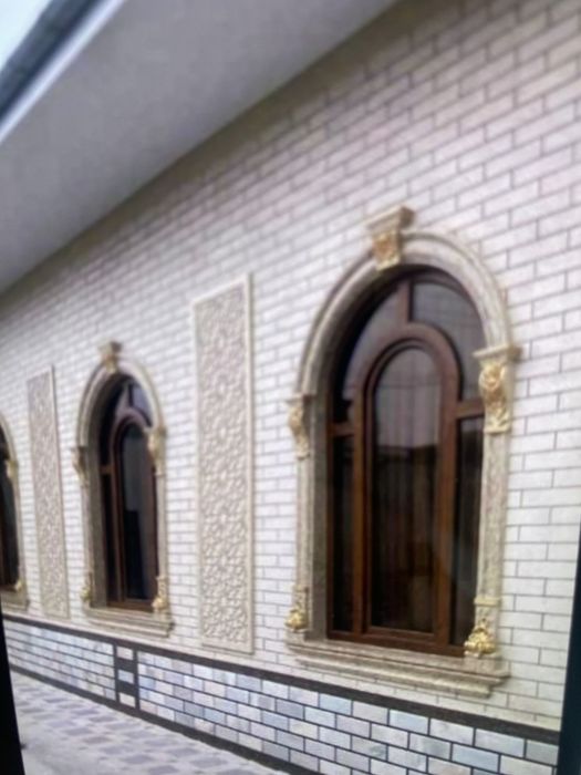 Бригада выполняет травертинные работы