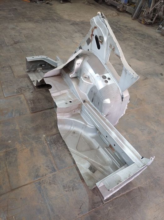 Задний правый лонжерон а/м Мерседес