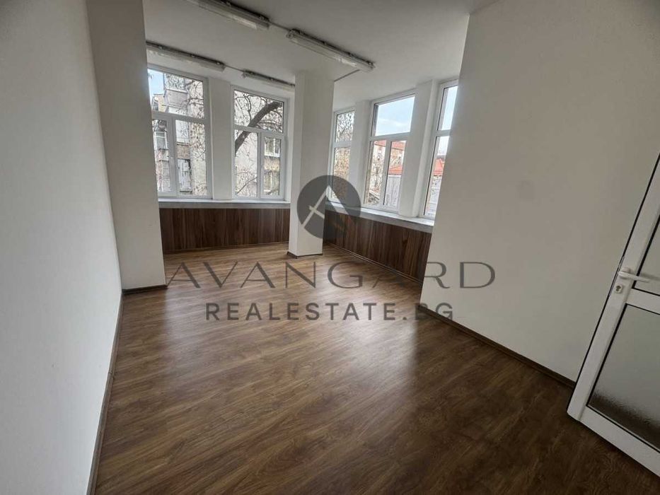 Дава се под наем Офис в Пловдив, Център - 180 кв.м за 720 € - Снимка #2