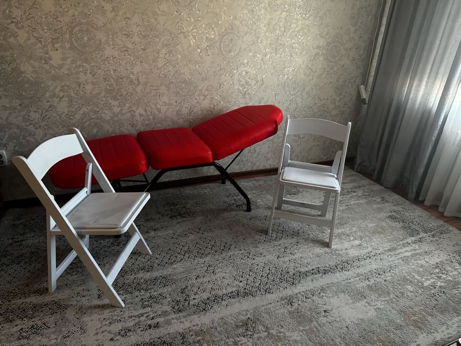 Продам кушетку срочно стульчики в подарок