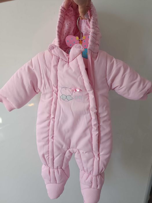 Зимен космонавт момиче с подарък одеялце