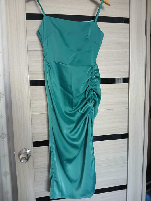 платья нарядные S,М,L размеров