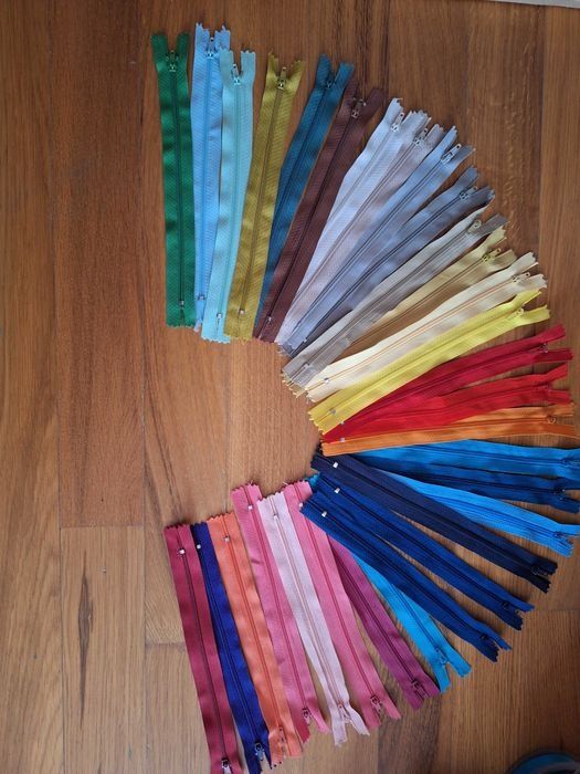 Vând lot 30 fermoare 18-40cm