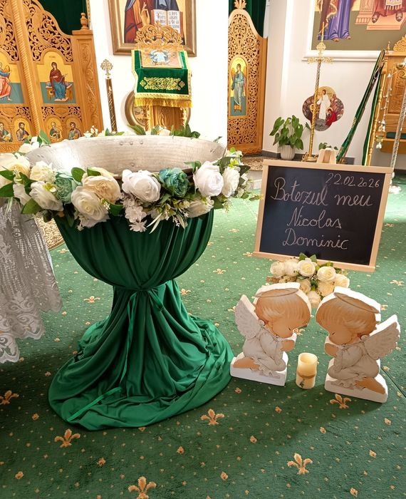 Aranjament floral pentru cristelniță