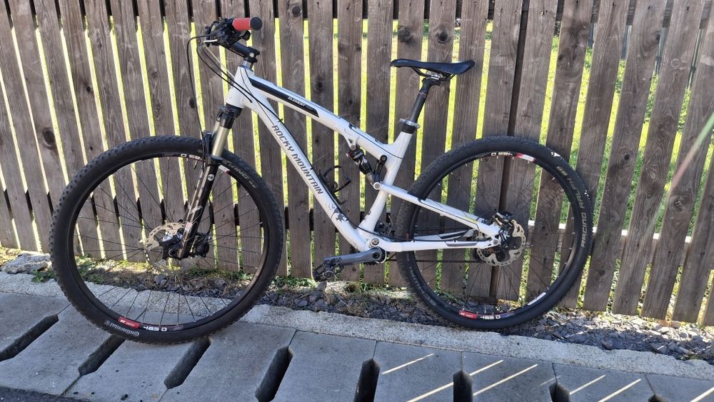 Bicicleta full suspension rocky mountain 29