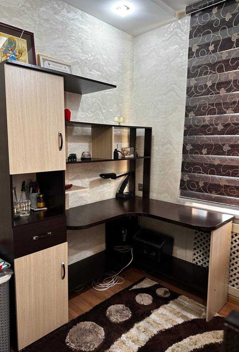 Детская кровать двухэтажная металлическая, шкаф детский и стол.