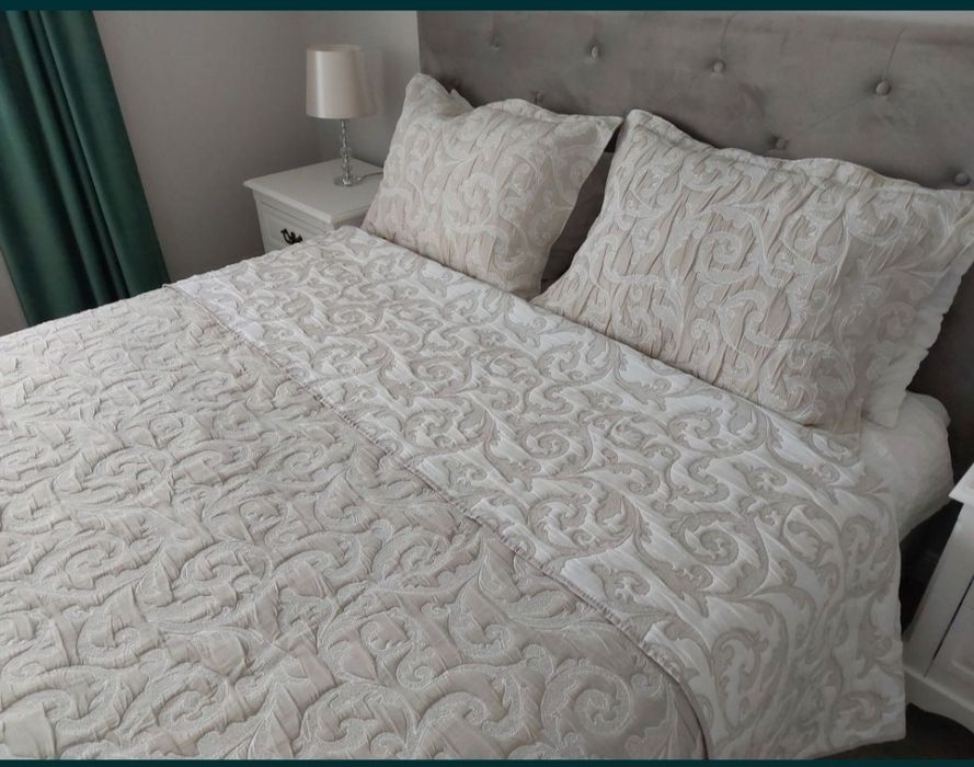 Cuvertura de pat matrimonial + 2 fete de perna