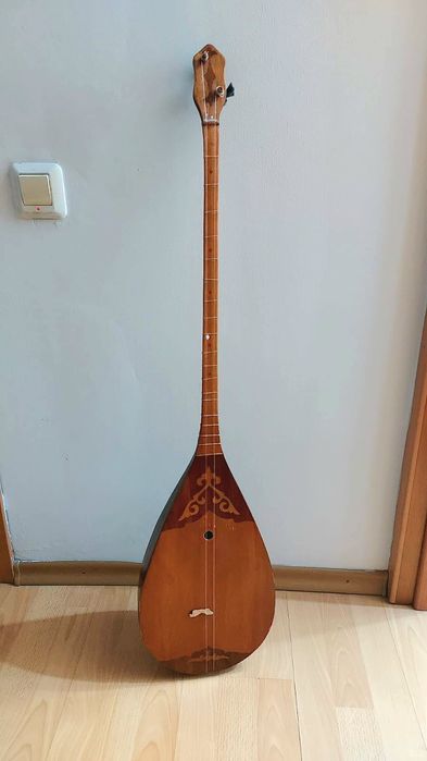 Домбыра.        .