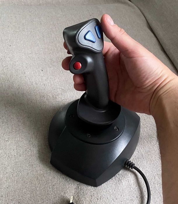 Joystick Genius F-16U pe USB - ideal pilotat avioane simulatoare