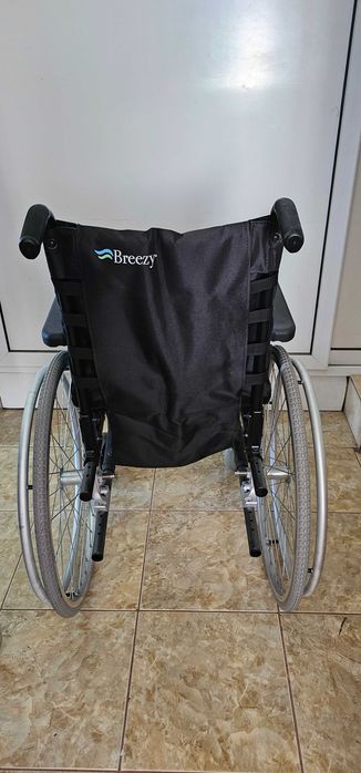 Carucior cu roti pentru persoane cu dizabilitati .