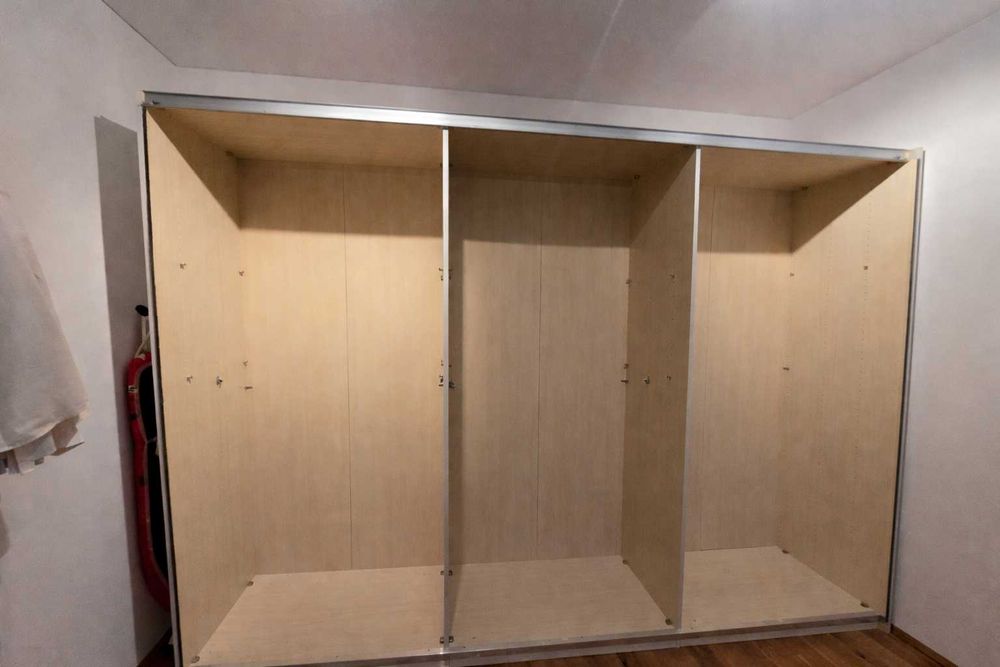 Șifonier cu uși glisante ca nou