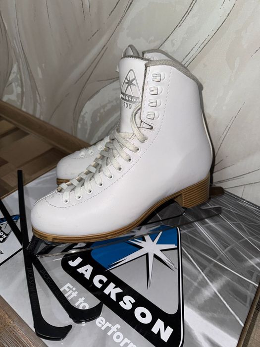 Продам фигурные коньки