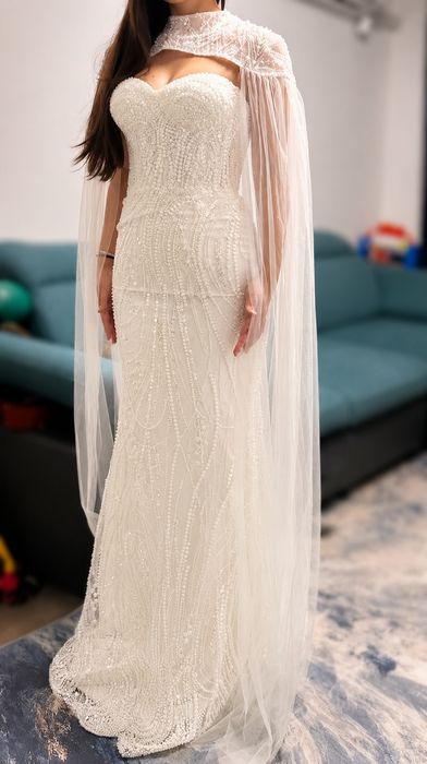 Rochie mireasa La Novia, XS, cu capa inclusa perle cusiute manualp