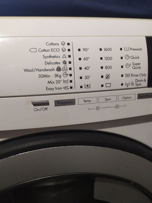 Продавам пералня AEG