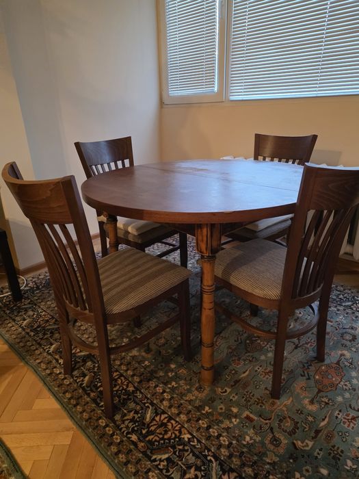 Продавам  разтегателна масивна трапезарна маса с 4 стола