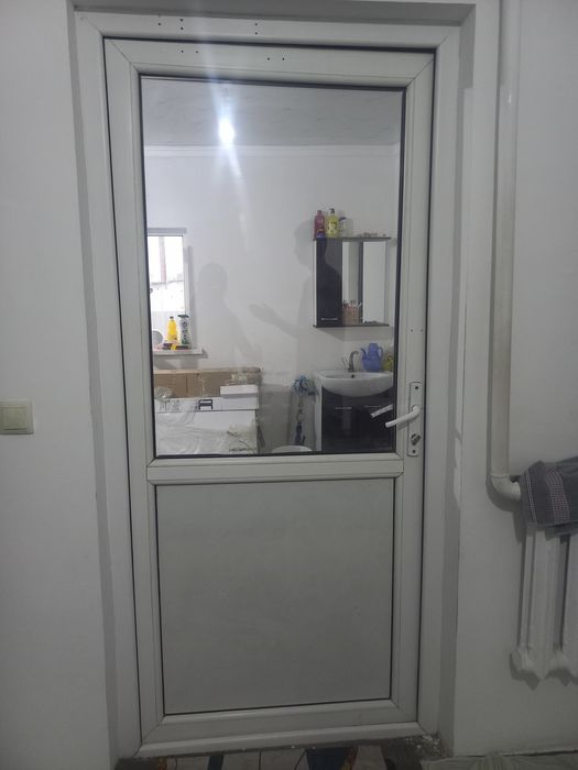 Продам дверь ручку клинить