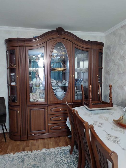 Горка. Диван . Стол стулья