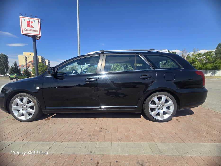 Продавам личния си автомобил Toyota Avensis T 25 2004 автомат