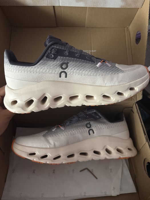 Adidasi on cloud noi