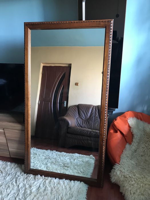 Oglinda veche cu rama din lemn masiv